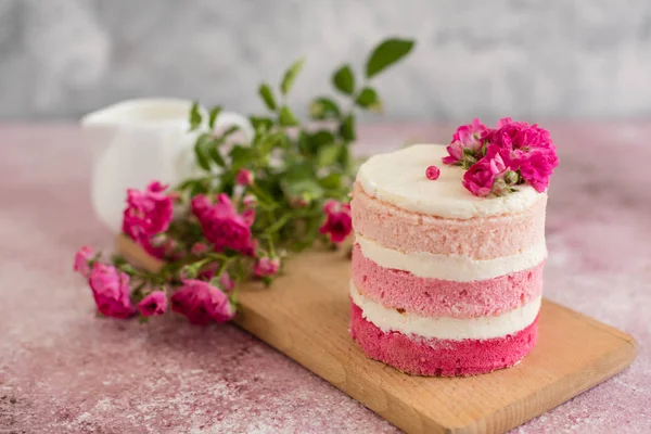 Schöne Rosa Sahne Und Beeren Kuchen Auf Einem Hellen Betonhintergrund — Stockfoto