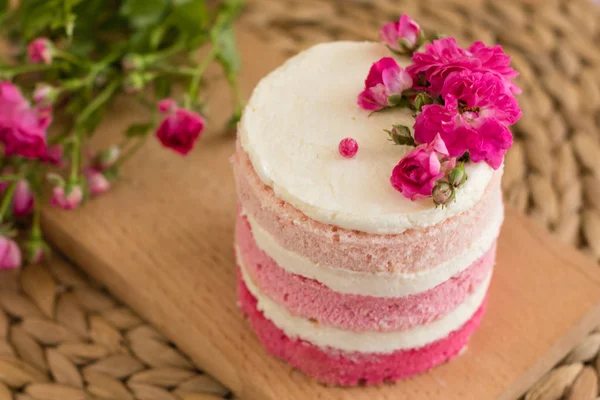 Schöne Rosa Sahne Und Beeren Kuchen Auf Einem Hellen Betonhintergrund — Stockfoto