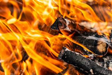 Yanan odun ateş yakın. Yangın ahşap günlükleri Outdoor BBQ stok görüntü