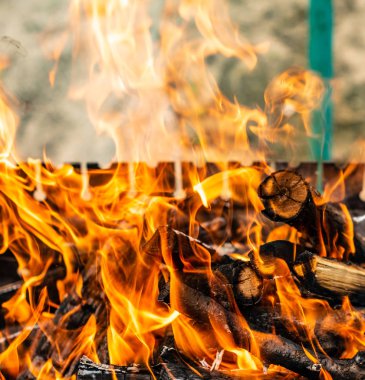 Yanan odun ateş yakın. Yangın ahşap günlükleri Outdoor BBQ stok görüntü