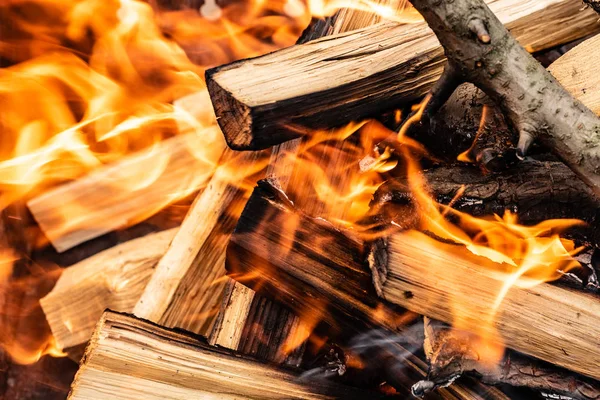 燃える薪のクローズアップショット 火の木製ログ屋外バーベキューストック画像 — ストック写真