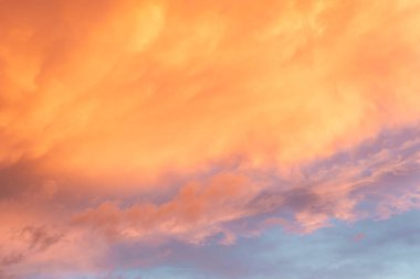 Gün batımında bulutlu dramatik turuncu gökyüzü. Arkaplan olarak kullanılabilir.