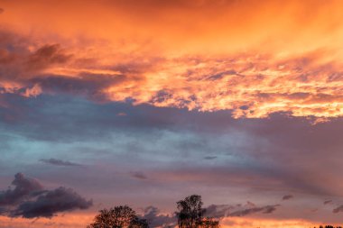 Gün batımında bulutlu dramatik turuncu gökyüzü. Arkaplan olarak kullanılabilir.