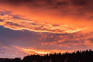Gün batımında bulutlu dramatik turuncu gökyüzü. Arkaplan olarak kullanılabilir.