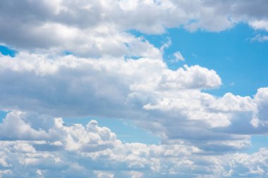 Parlak mavi gökyüzünün arka planına karşı güzel beyaz kümülonimbus bulutlar