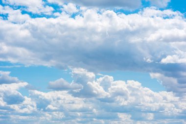 Parlak mavi gökyüzünün arka planına karşı güzel beyaz kümülonimbus bulutlar