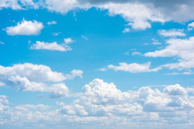 Parlak mavi gökyüzünün arka planına karşı güzel beyaz kümülonimbus bulutlar