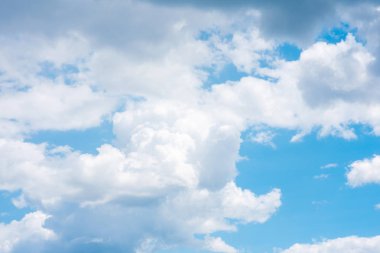 Parlak mavi gökyüzünün arka planına karşı güzel beyaz kümülonimbus bulutlar
