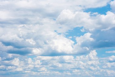Parlak mavi gökyüzünün arka planına karşı güzel beyaz kümülonimbus bulutlar