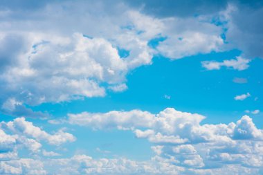Parlak mavi gökyüzünün arka planına karşı güzel beyaz kümülonimbus bulutlar