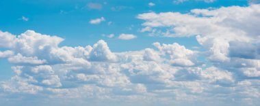 Parlak mavi gökyüzünün arka planına karşı güzel beyaz kümülonimbus bulutlar