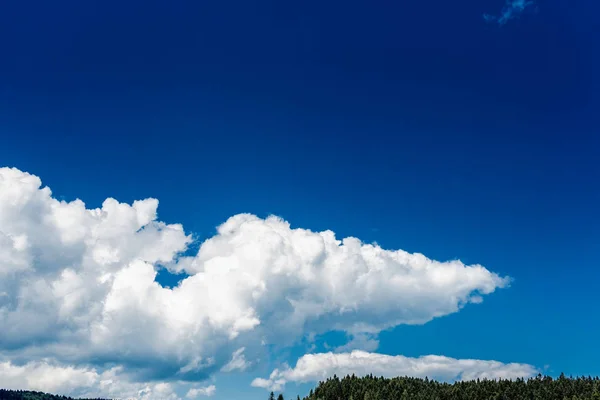 Schöne Weiße Cumulonimbuswolken Vor Dem Hintergrund Des Strahlend Blauen Himmels — Stockfoto