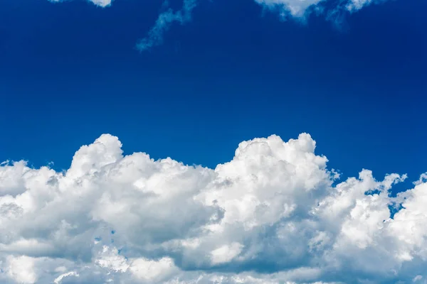 Beautiful White Cumulonimbus Clouds Background Bright Blue Sky — Stock Photo, Image