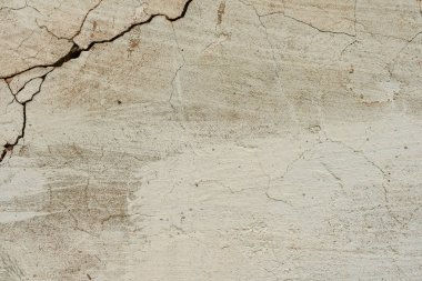 Çatlakları ve çizikleri olan beton bir duvarın dokusu arka plan olarak kullanılabilir.