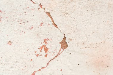 Çatlakları ve çizikleri olan beton bir duvarın dokusu arka plan olarak kullanılabilir.