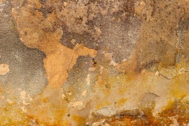 Çatlakları ve çizikleri olan beton bir duvarın dokusu arka plan olarak kullanılabilir.