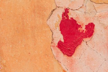 Çatlakları ve çizikleri olan beton bir duvarın dokusu arka plan olarak kullanılabilir.