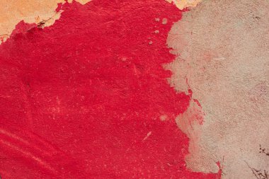 Çatlakları ve çizikleri olan beton bir duvarın dokusu arka plan olarak kullanılabilir.