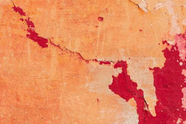 Çatlakları ve çizikleri olan beton bir duvarın dokusu arka plan olarak kullanılabilir.