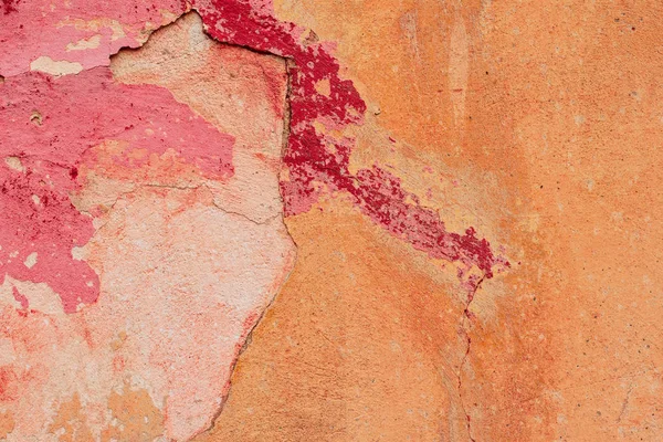 Çatlakları ve çizikleri olan beton bir duvarın dokusu arka plan olarak kullanılabilir.