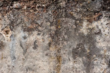 Çatlakları ve çizikleri olan beton bir duvarın dokusu arka plan olarak kullanılabilir.