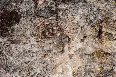 Çatlakları ve çizikleri olan beton bir duvarın dokusu arka plan olarak kullanılabilir.