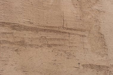 Çatlakları ve çizikleri olan beton bir duvarın dokusu arka plan olarak kullanılabilir.