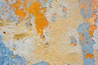 Çatlakları ve çizikleri olan beton bir duvarın dokusu arka plan olarak kullanılabilir.