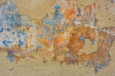 Çatlakları ve çizikleri olan beton bir duvarın dokusu arka plan olarak kullanılabilir.