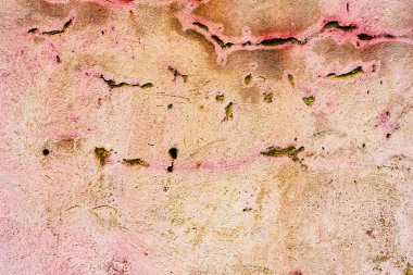 Çizik ve çatlaklarla dolu bir duvar parçası.