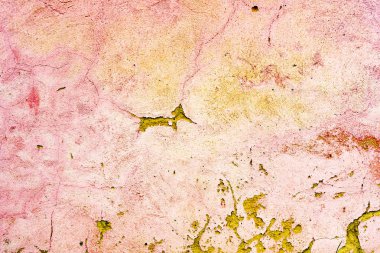 Çizik ve çatlaklarla dolu bir duvar parçası.