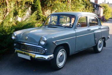 Retro araba eski Avrupa şehir caddesinde park etmiş. Vintage klasik sovyet araba