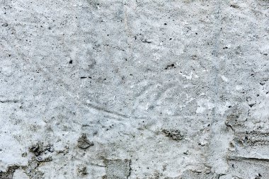 Çatlakları ve çizikleri olan beton bir duvarın dokusu arka plan olarak kullanılabilir.