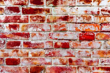 Çatlakları ve çizikleri olan tuğla duvar dokusu arka plan olarak kullanılabilir.