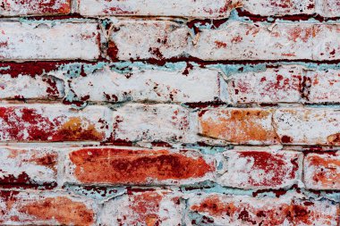 Çatlakları ve çizikleri olan tuğla duvar dokusu arka plan olarak kullanılabilir.