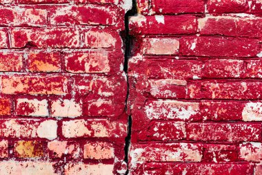 Çatlakları ve çizikleri olan tuğla duvar dokusu arka plan olarak kullanılabilir.