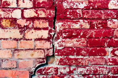 Çatlakları ve çizikleri olan tuğla duvar dokusu arka plan olarak kullanılabilir.