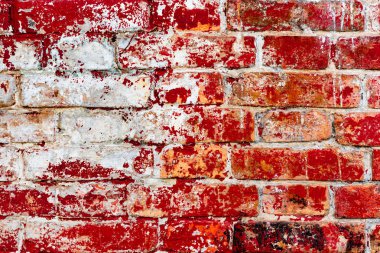 Çatlakları ve çizikleri olan tuğla duvar dokusu arka plan olarak kullanılabilir.