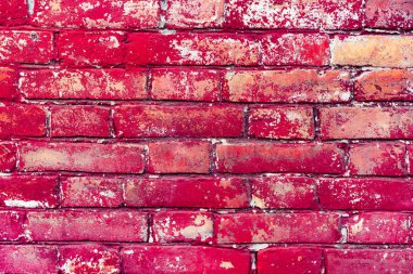 Çatlakları ve çizikleri olan tuğla duvar dokusu arka plan olarak kullanılabilir.
