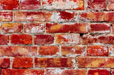 Çatlakları ve çizikleri olan tuğla duvar dokusu arka plan olarak kullanılabilir.