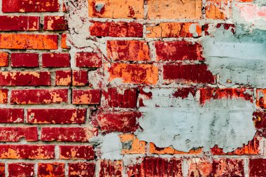 Çatlakları ve çizikleri olan tuğla duvar dokusu arka plan olarak kullanılabilir.