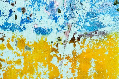 Çatlakları ve çizikleri olan beton bir duvarın dokusu arka plan olarak kullanılabilir.