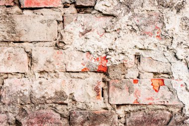 Çatlakları ve çizikleri olan tuğla duvar dokusu arka plan olarak kullanılabilir.