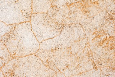 Çatlakları ve çizikleri olan beton bir duvarın dokusu arka plan olarak kullanılabilir.