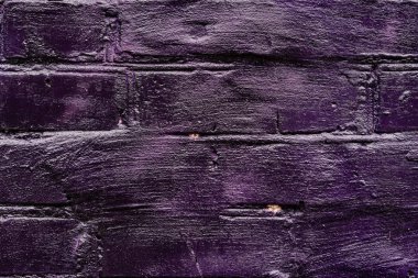 Çatlakları ve çizikleri olan tuğla duvar dokusu arka plan olarak kullanılabilir.