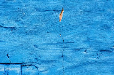 Çatlakları ve çizikleri olan tuğla duvar dokusu arka plan olarak kullanılabilir.