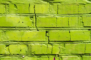 Çatlakları ve çizikleri olan tuğla duvar dokusu arka plan olarak kullanılabilir.