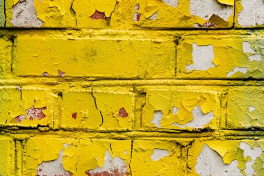 Çatlakları ve çizikleri olan tuğla duvar dokusu arka plan olarak kullanılabilir.