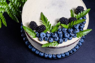 Güzel lezzetli kek beyaz krema ve yaban mersini, çilek