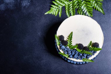 Güzel lezzetli kek beyaz krema ve yaban mersini, çilek